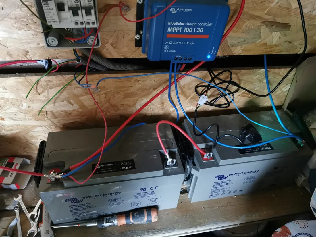 Batteries et régulateur solaire Victron installés dans un dôme géodésique