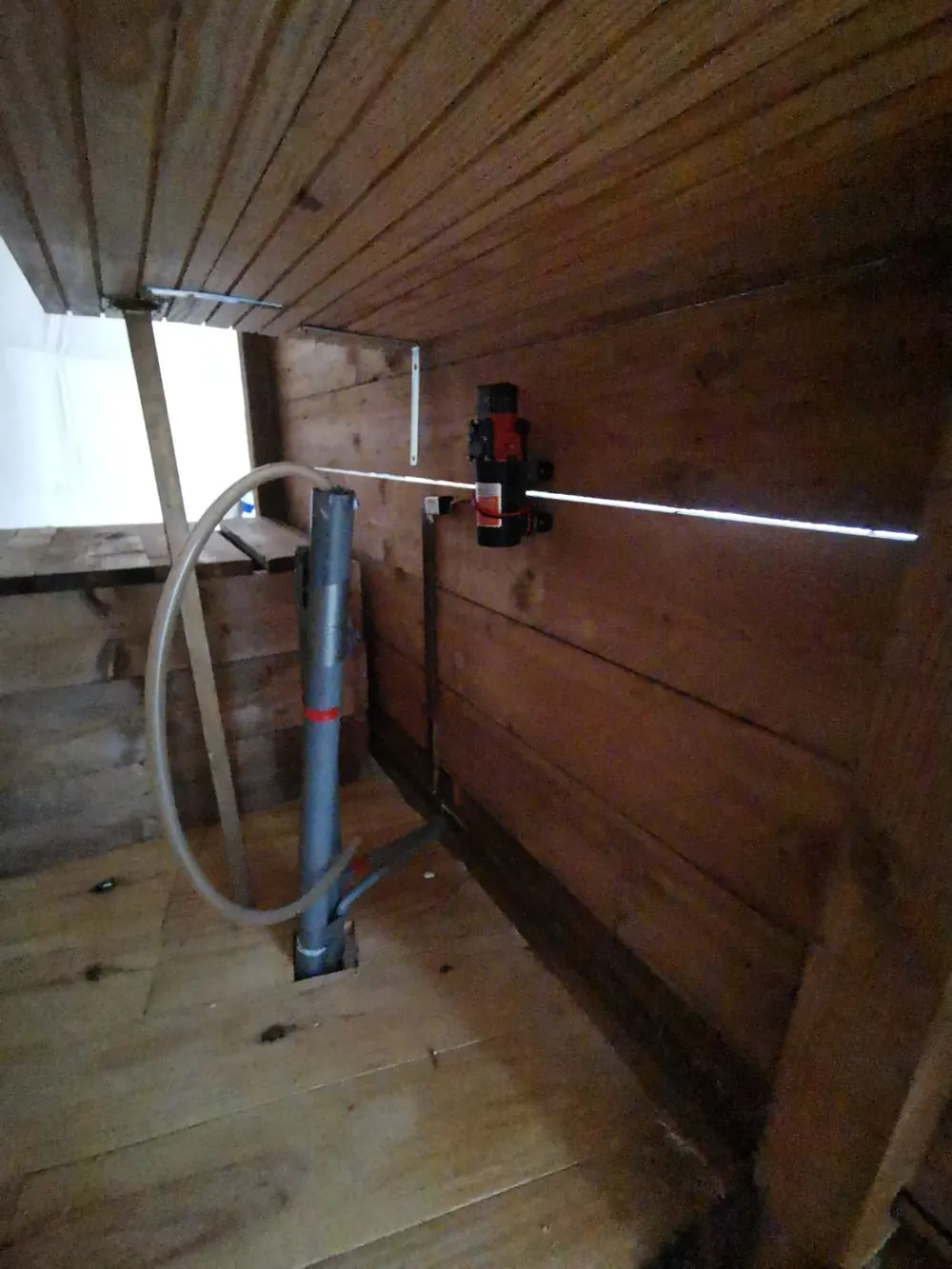 Pompe à eau autonome pour douche dans un dôme géodésique