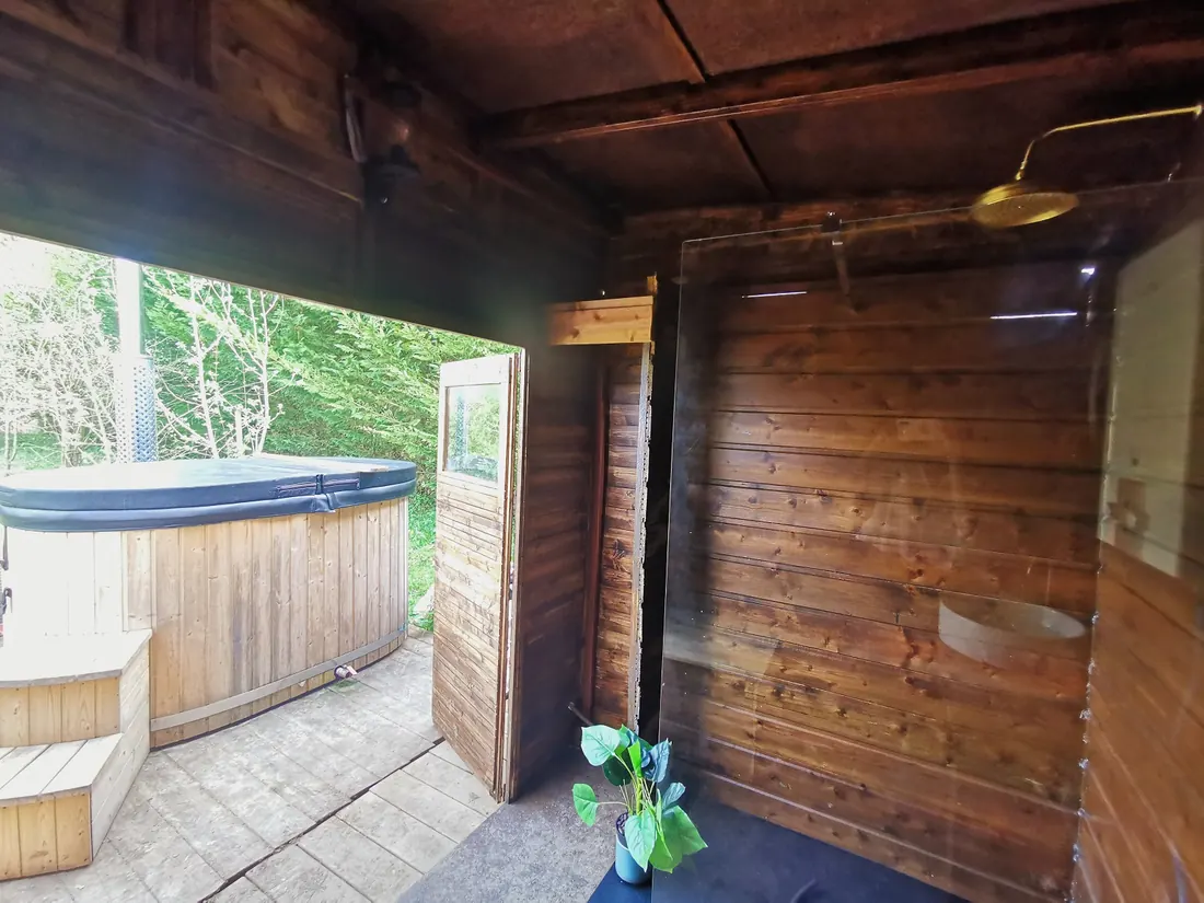 Salle de bain avec vue sur le bain nordique extérieur