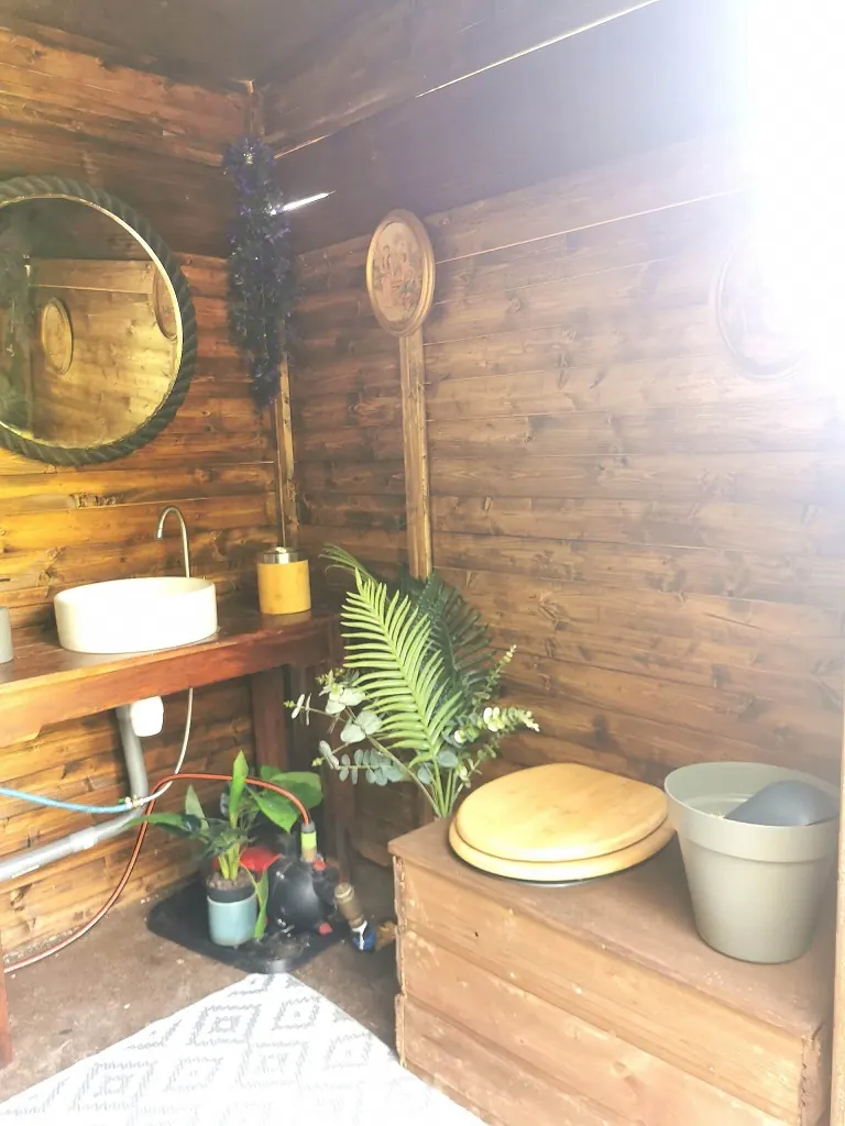 Toilettes sèches installées dans un dôme géodésique