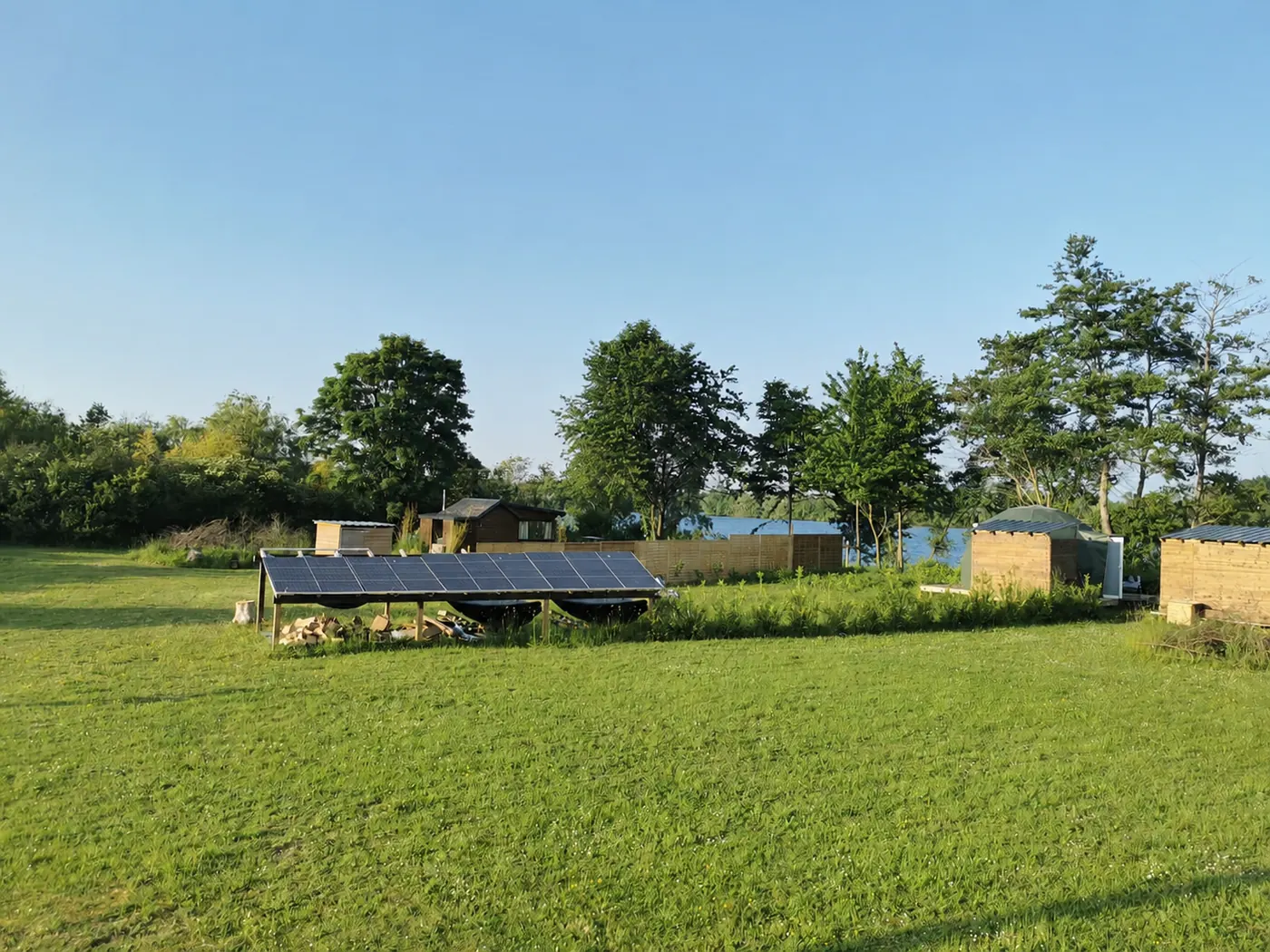 Vue aérienne d'un domaine de dômes géodésiques avec panneaux solaires